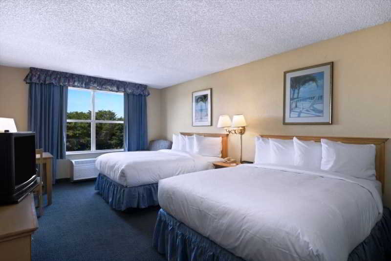 Baymont By Wyndham Fort Myers Airport Room photo